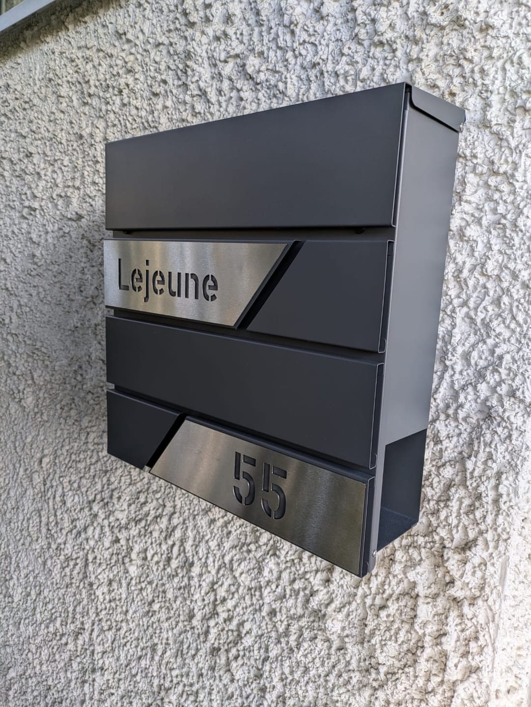 Customer photo review of AlbersDesign Briefkasten B1 anthrazit (RAL7016) personalisiert mit Edelstahl-Schildern