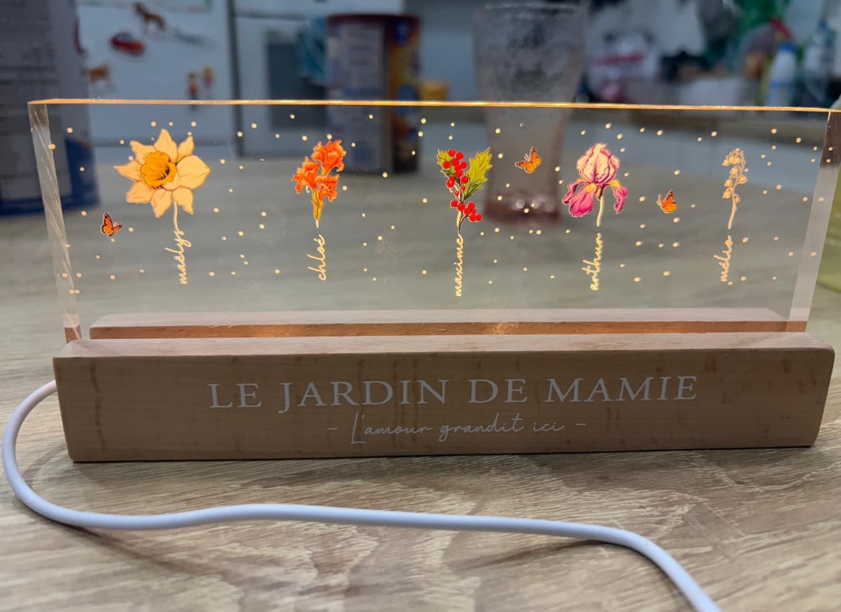 Customer photo review of Le Jardin de Mamie - Plaque LED acrylique personnalisée avec fleurs pour Maman et Mamie