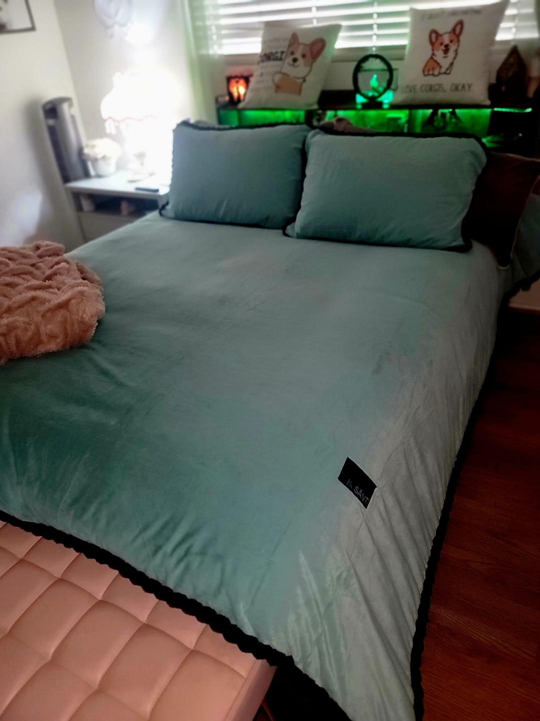Customer photo review of Amorgos Fine Velvet Bedding Set