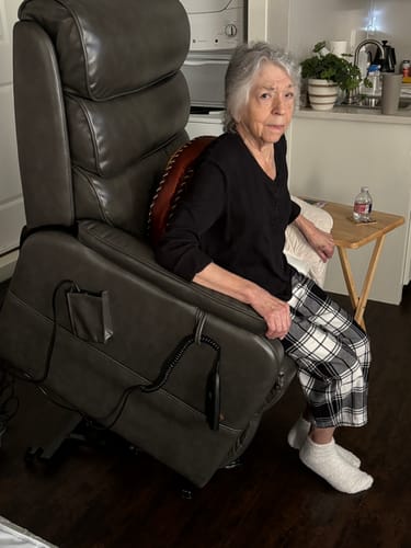 Customer photo of an Irene House 9188 lift recliner at home