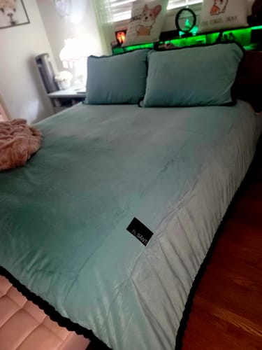 Customer photo review of Amorgos Fine Velvet Bedding Set