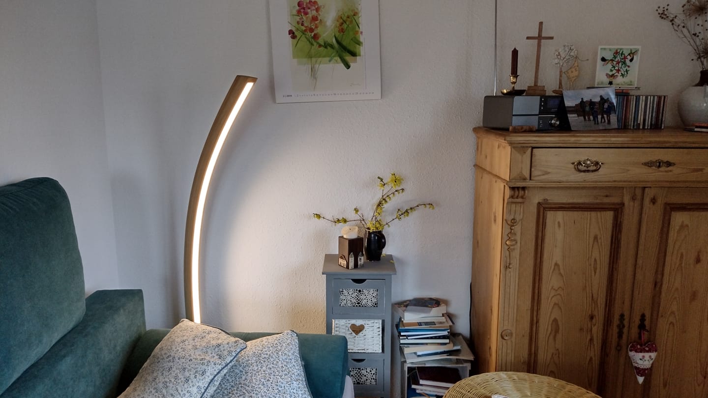 Customer photo review of Designer Stehlampe aus Eichenholz, LED-Leuchte geschwungen - Solara