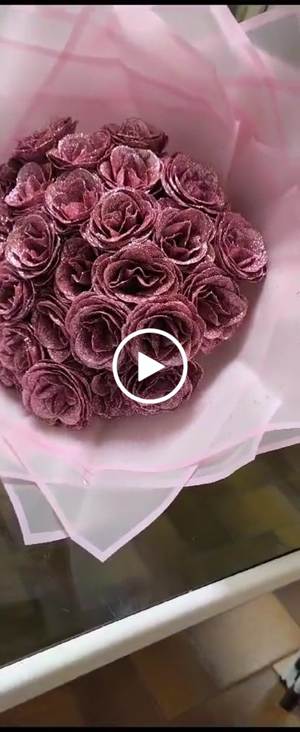 Customer video review of Glitter Rose Bouquet