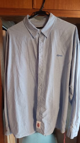 公門 review of Cleanfit　赤ヒモ付き　刺繍入りオックスフォード長袖シャツ image 1 out of 1