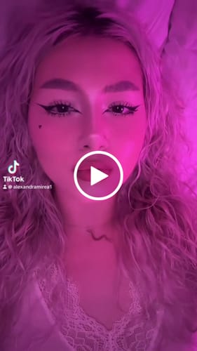 Customer video review of Pretty Glitter Lip Kit