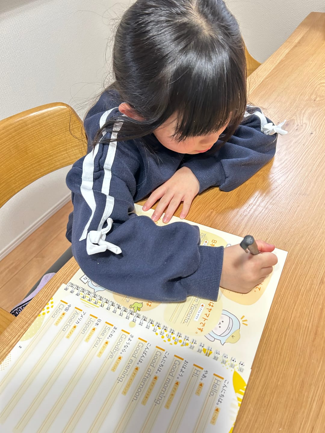 Customer photo review of 文字が消える!?まほうのドリル （アルファベット・ローマ字 / 小学英語 ３年生）