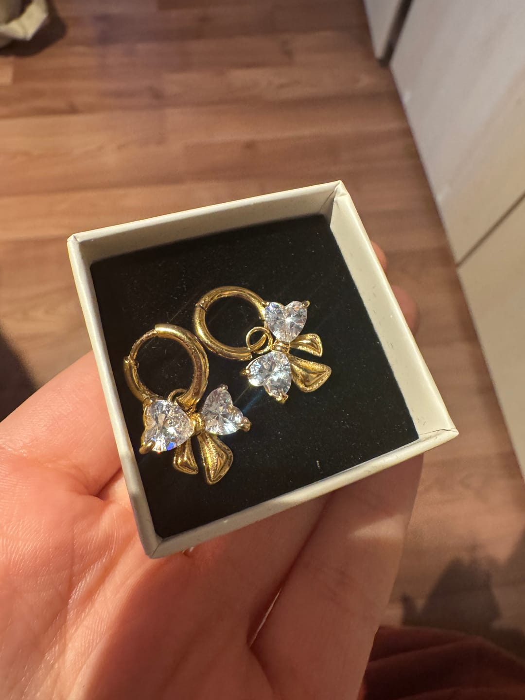 Customer photo review of Elegance Ribbon Huggie Ohrringe 14K Vergoldet