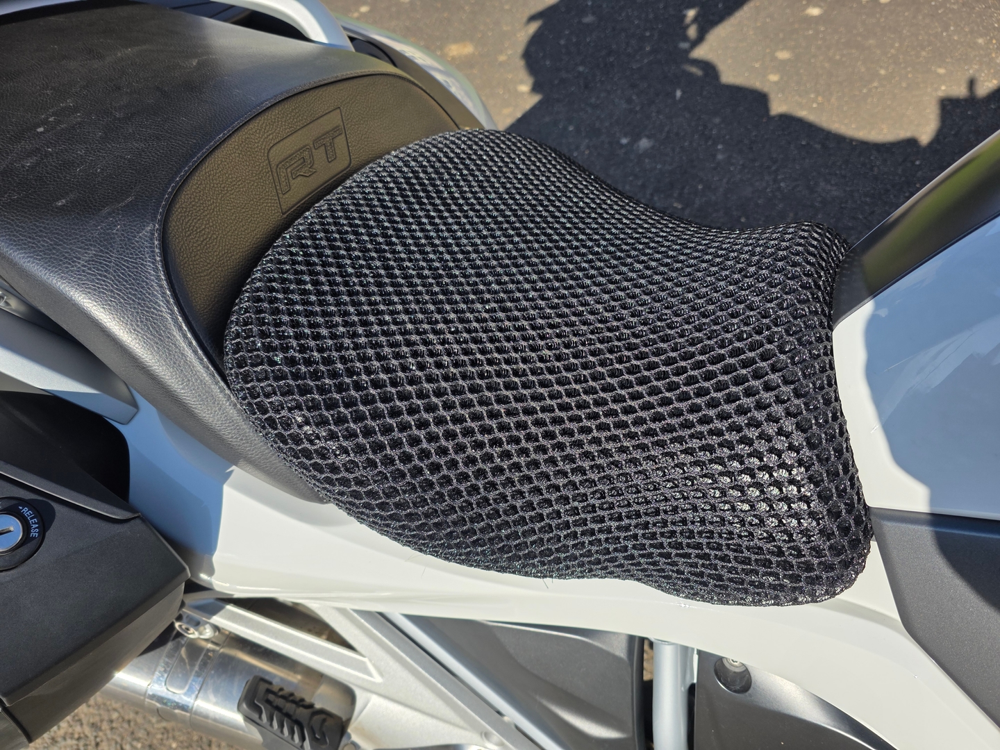Wind Rider mesh seat cover on a BMW R 1250 RT