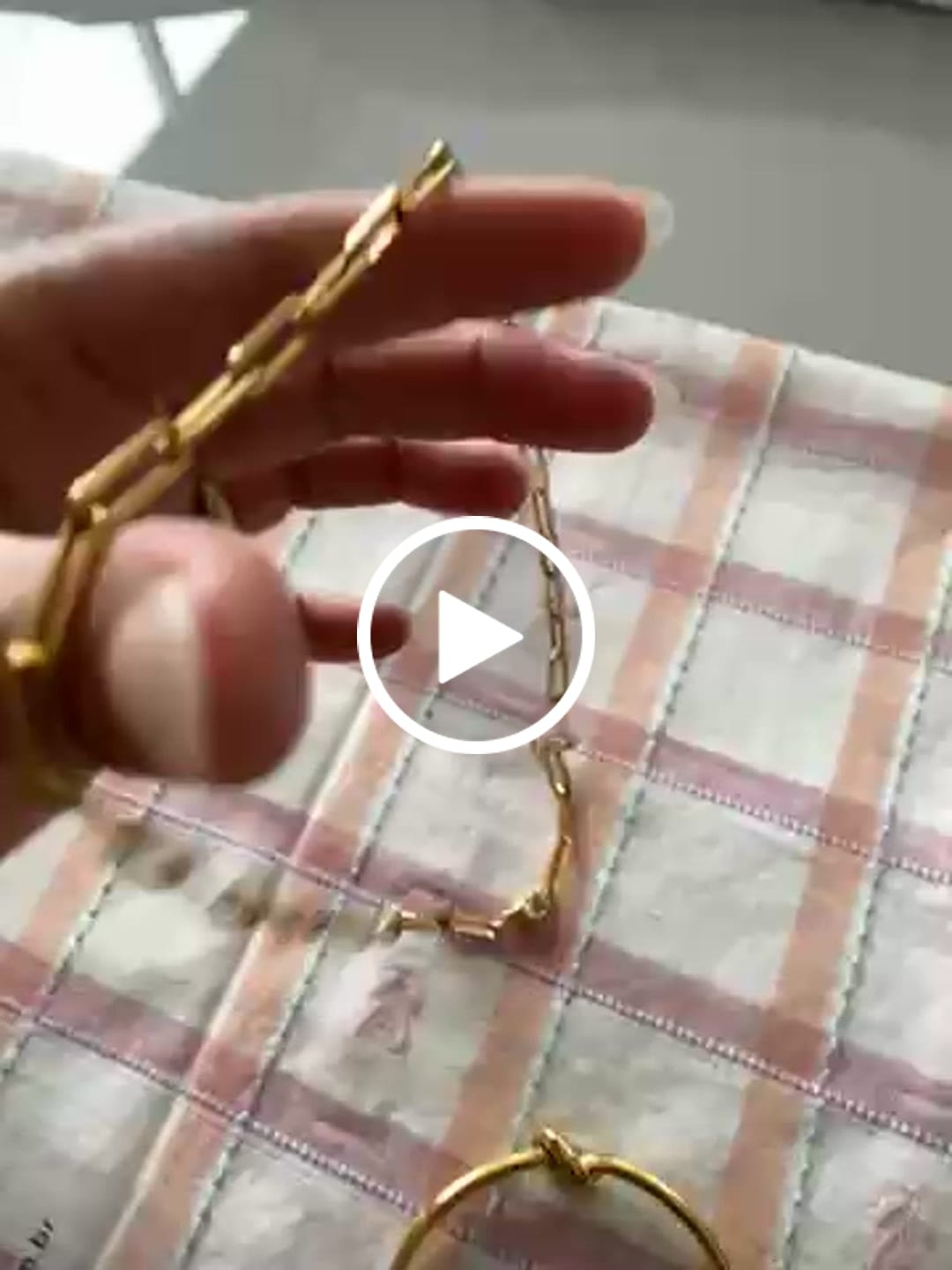 Customer video review of Bracelete Com Nó Central Banhado em Ouro 18K