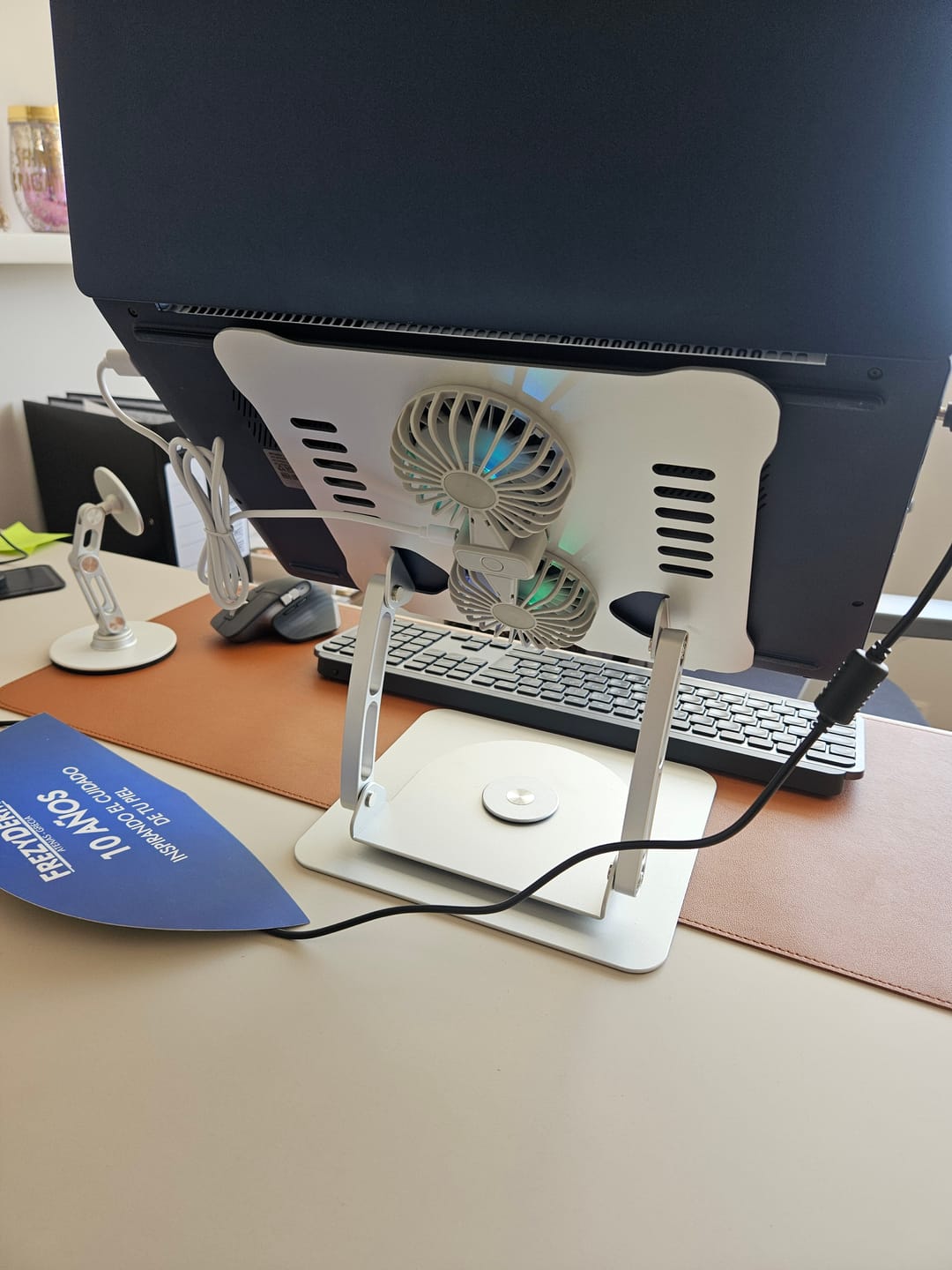 Customer photo review of Soporte de Laptop Giratorio 360 con Ventilador