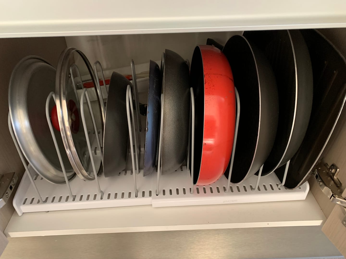 Customer photo review of Organizador Expandible de Sartenes y Bandejas StoreMore YouCopia®
