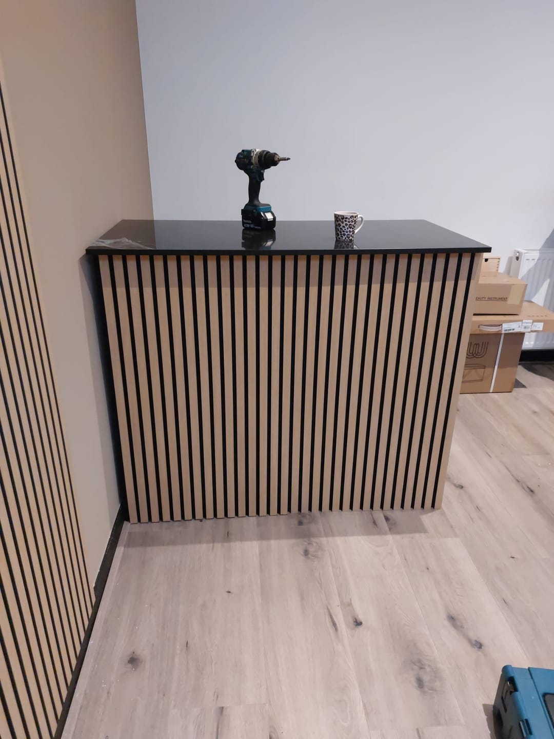 Customer photo review of Wandpaneel 280cm - Standaard - Licht eiken met zwart vilt
