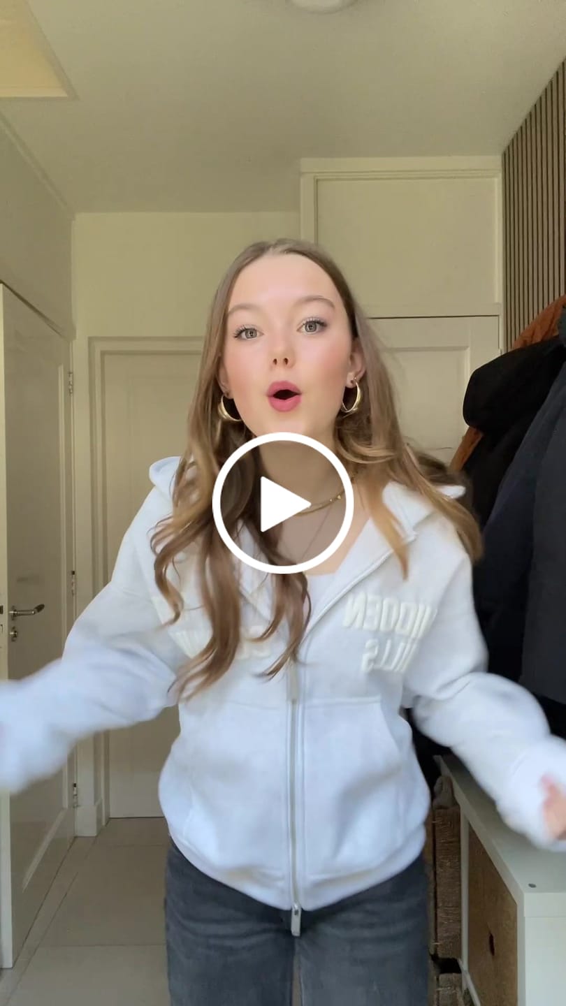 Customer video review of GATED COMMUNITY ZIP HOODIE LIGHT GREY