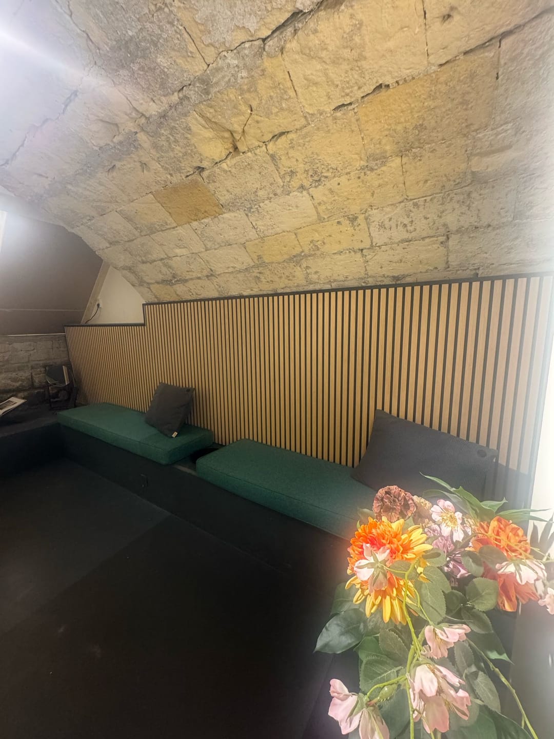 Customer photo review of Wandpaneel 280cm - Standaard - Licht eiken met zwart vilt