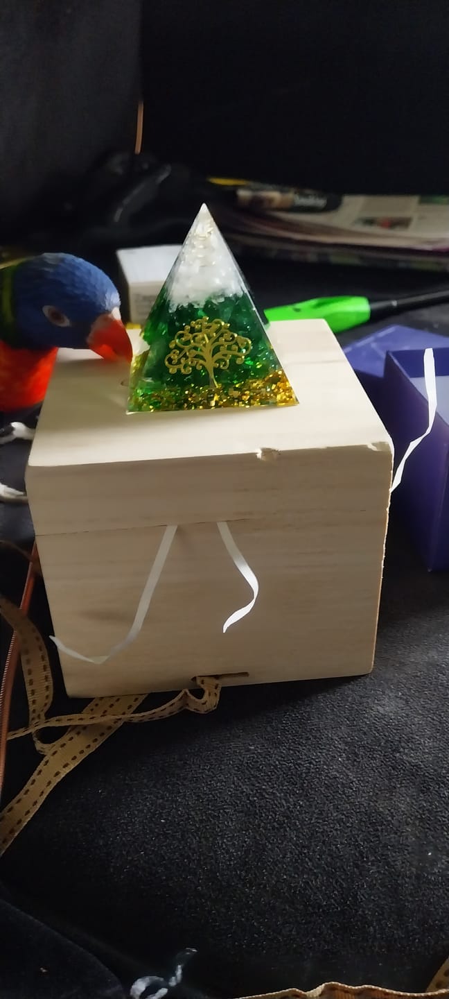 Customer photo review of Olivenorma Green Jade & Clear Crystal Orgone Pyramid