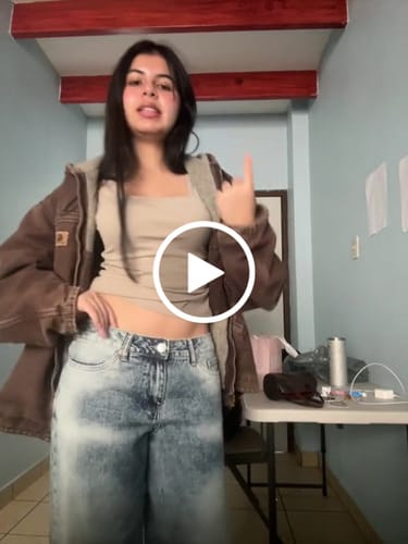 Customer video review of CLARA JEANS