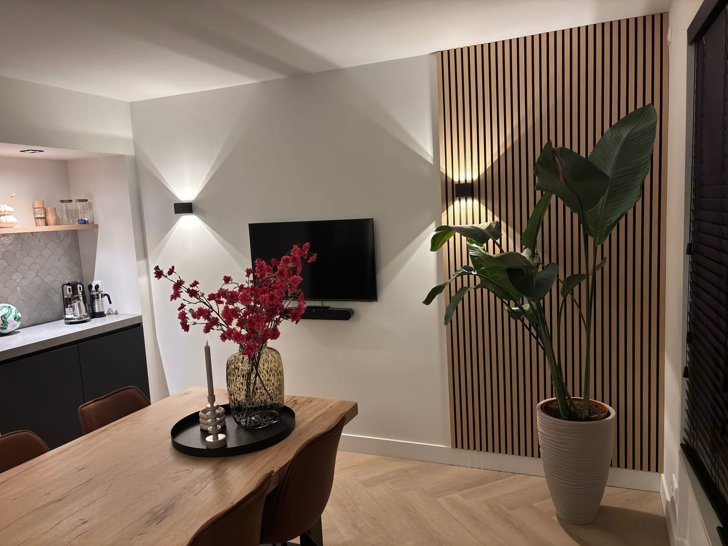 Customer photo review of Wandpaneel 280cm - Standaard - Licht eiken met zwart vilt