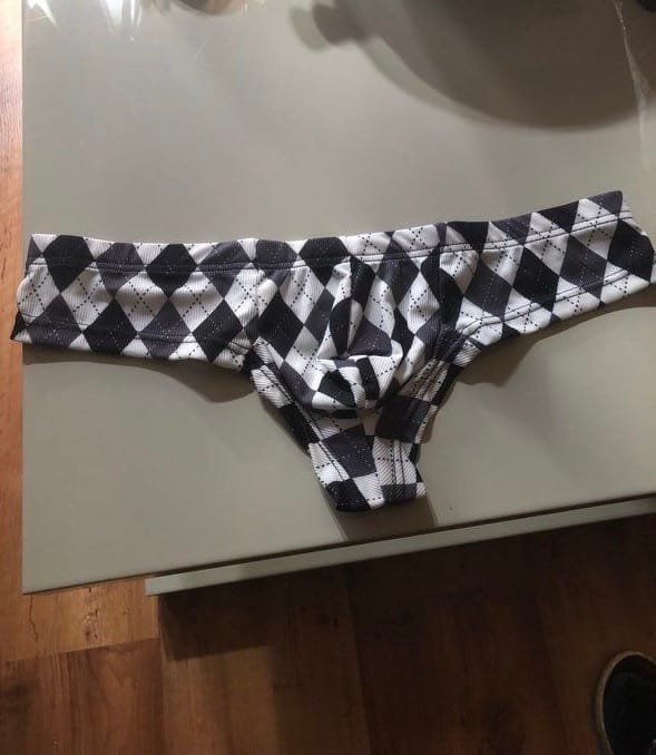 Customer photo review of Men’s Low-Rise U-Convex Print Thong