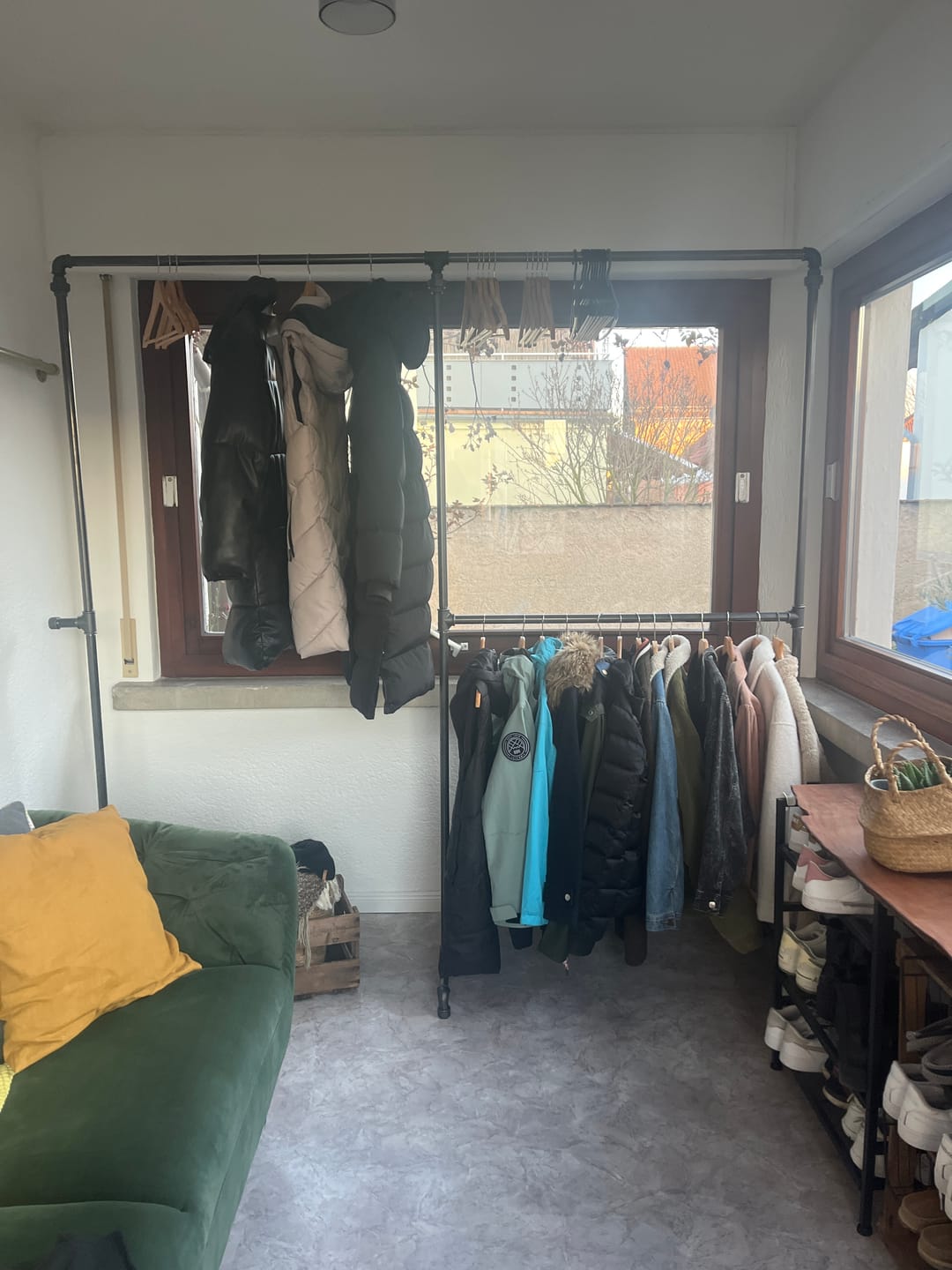 Customer photo review of BEN Freistehende Kleiderstange für kurze und lange Kleidung