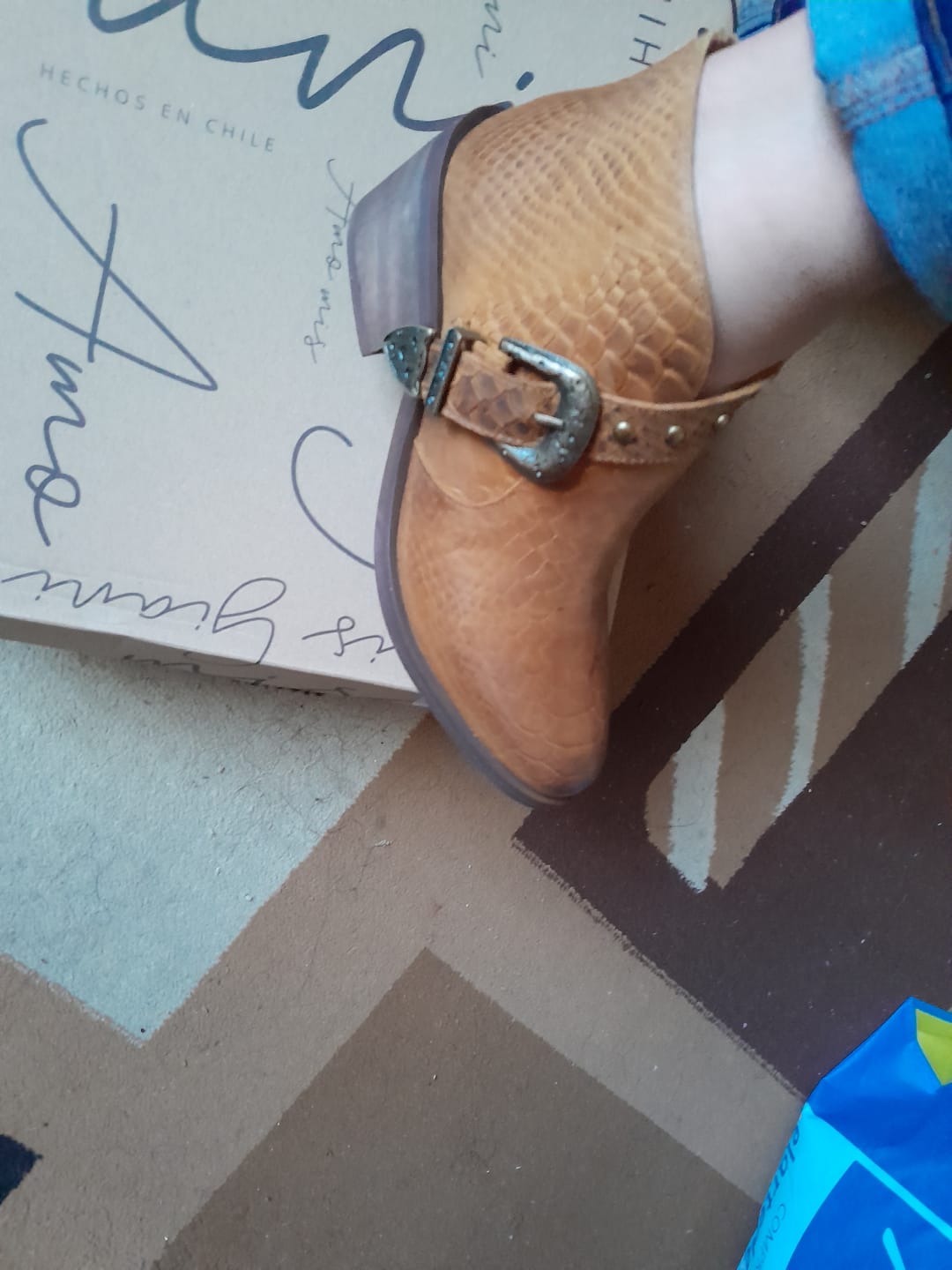 Customer photo review of Botin Mujer / Berta Camel