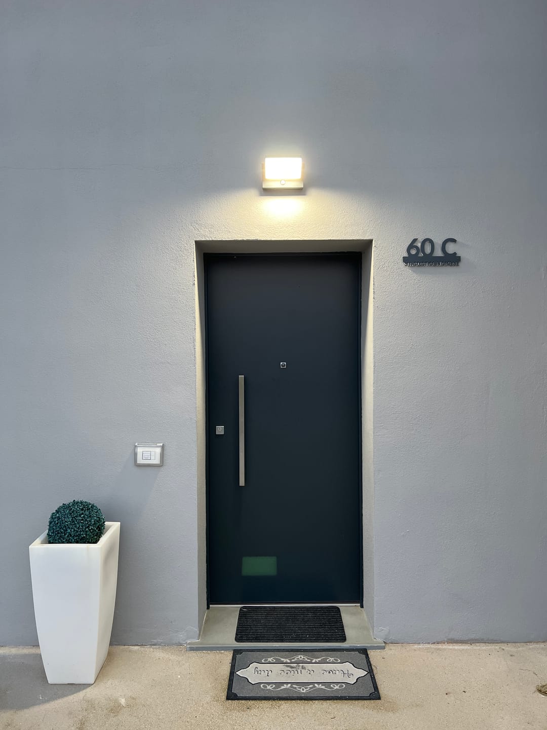 Customer photo review of Numero civico e testo sagomato modello Line 02 Acrilico