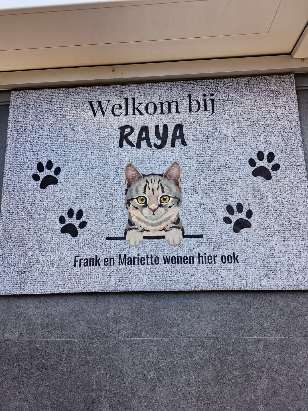 Customer photo review of Welkom bij - Gepersonaliseerde huisdier deurmat