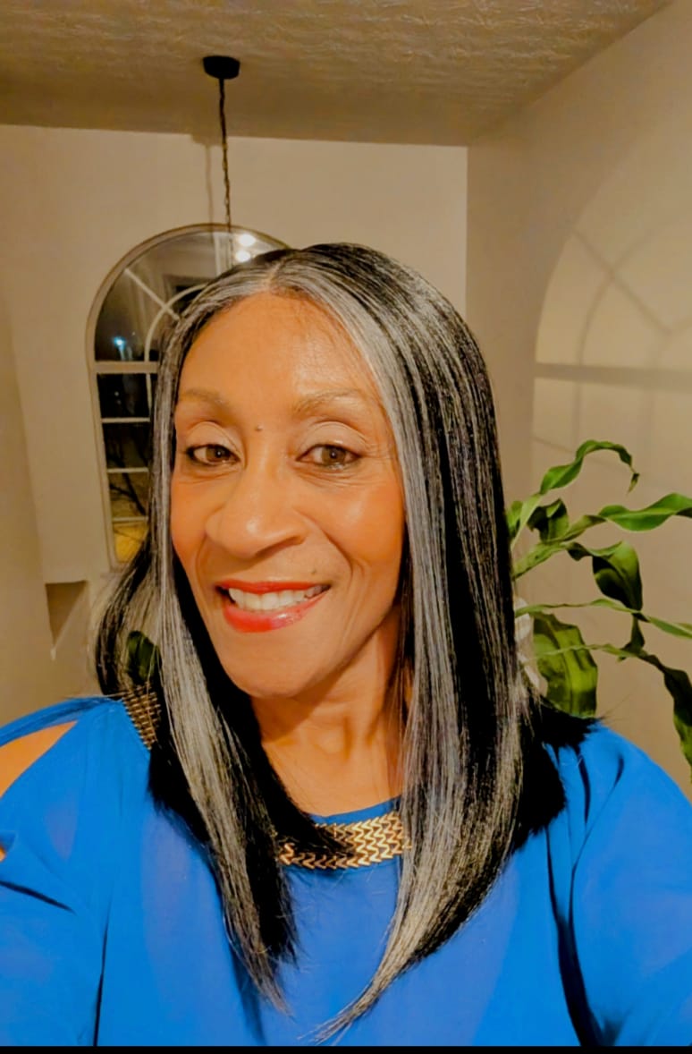 Customer photo review of Sensationnel Dashly Salt & Pepper HD Lace Front Wig - SP LACE UNIT 5