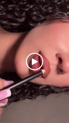 Customer video review of Coca Glitter Lip Kit