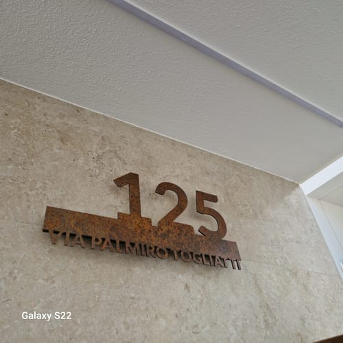 Customer photo review of Numero civico sagomato modello Line 01 Alluminio