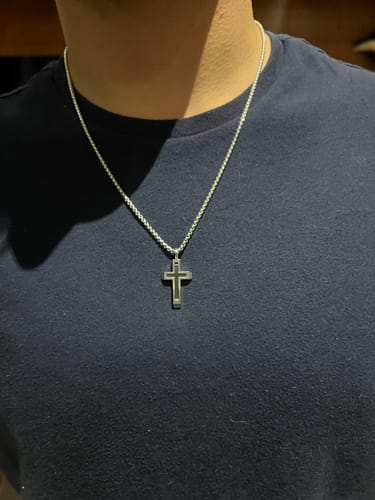 Customer photo review of Collar Con Cruz Centro Negro