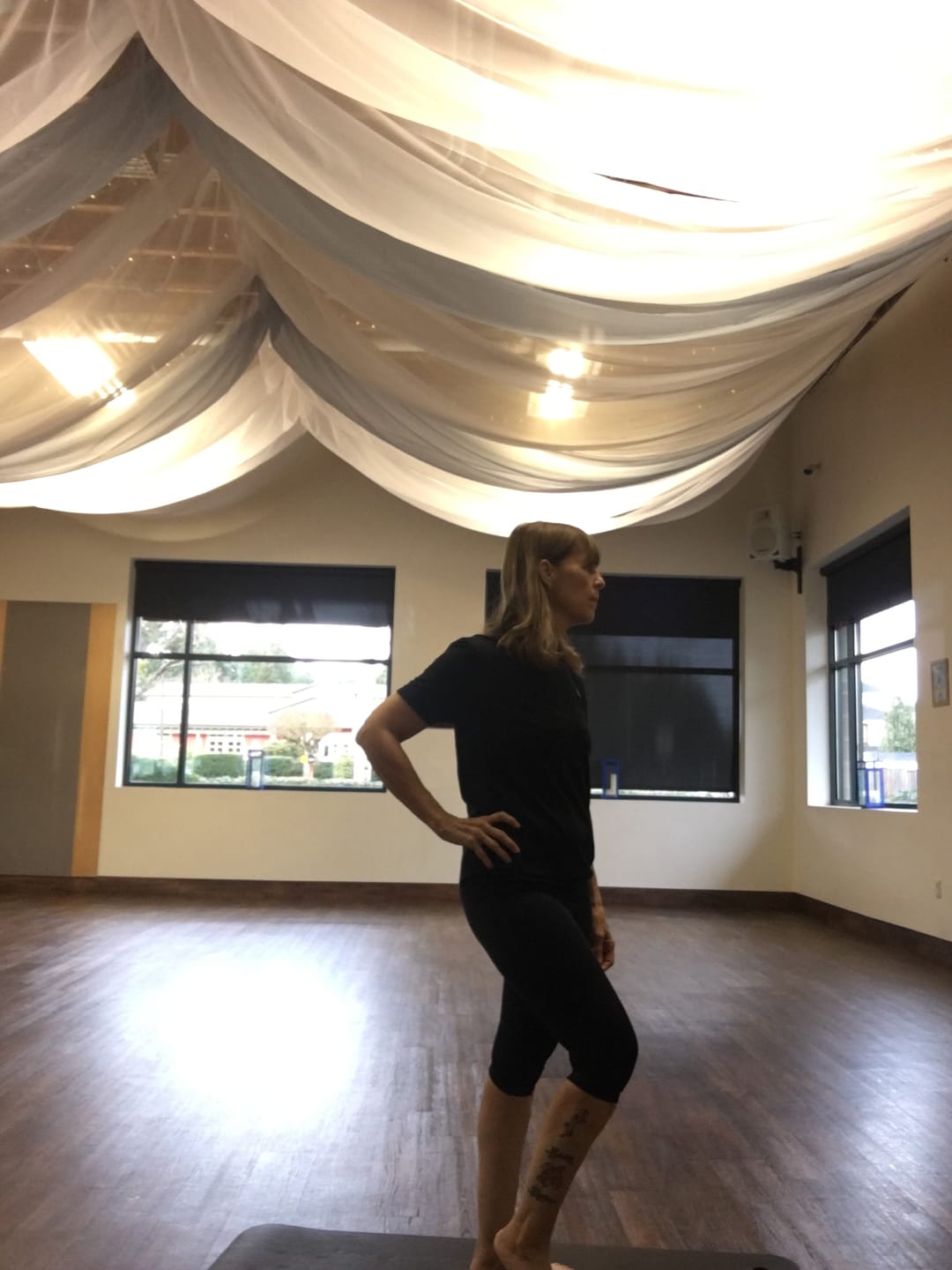 Customer photo review of Wi-Thi Mid-Rise Pocketed Crop Legging – Booya Black