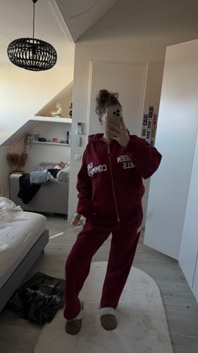 Customer photo review of GATED COMMUNITY STRAIGHT LEG SWEATPANTS BURGUNDY