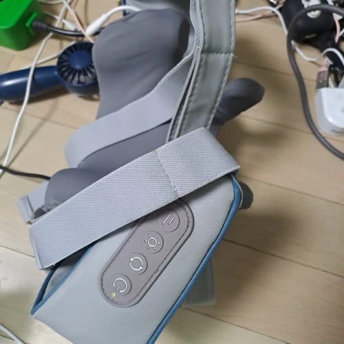 Customer photo review of Wireless Neck and Back Massager Neck and Shoulder Kneading Massage Shawl Neck Cervical Relaxing Trapezius Massager