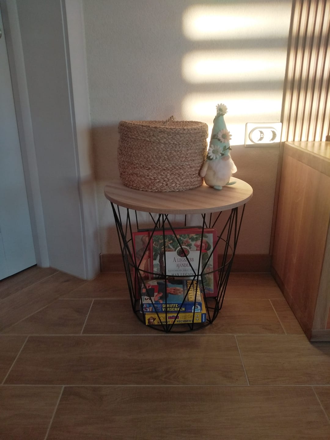 Customer photo review of Masuta MARIFFA, stejar natural/negru, 42x42x41 cm