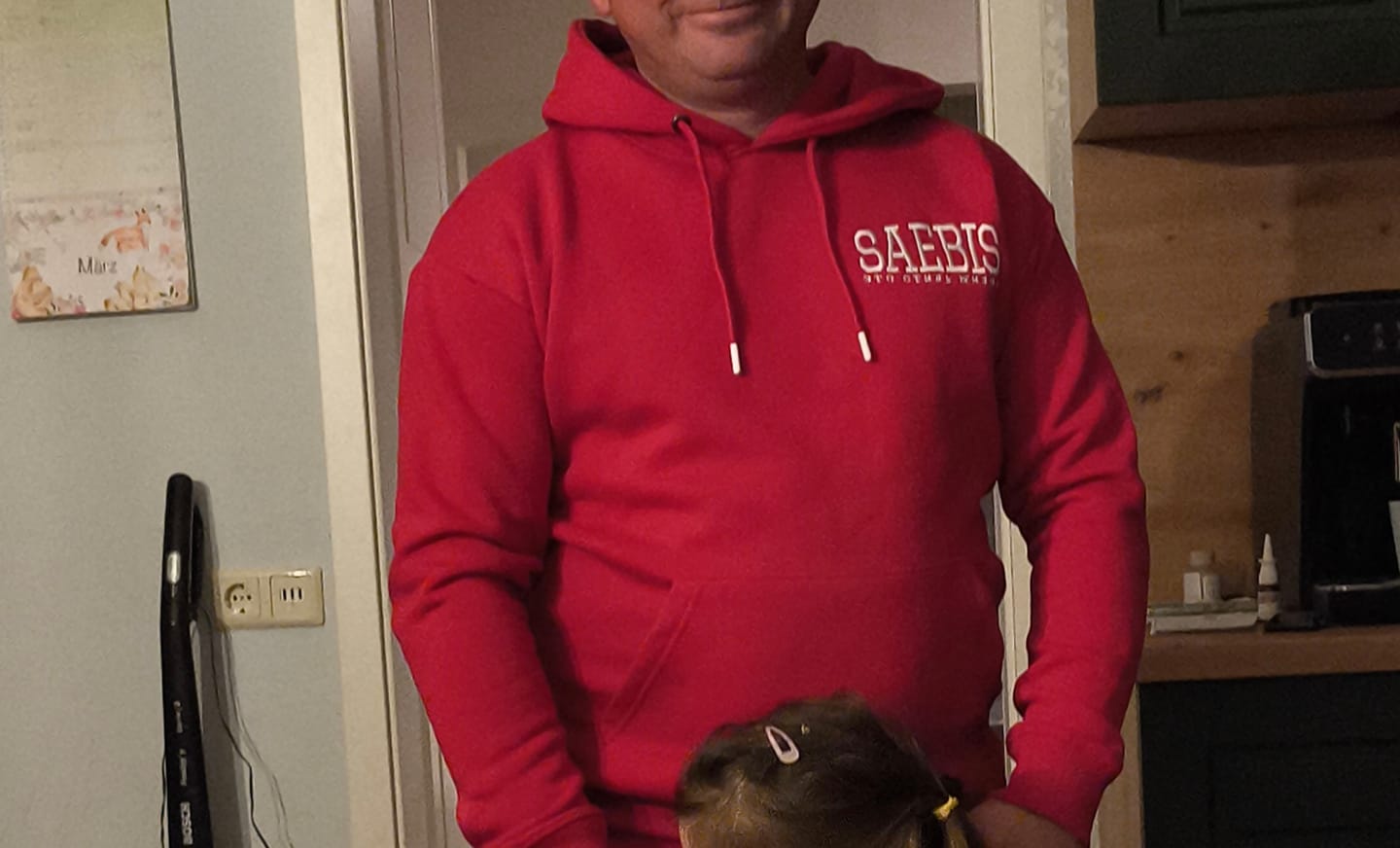 Customer photo review of Lifestyle Herren Hoodie rot mit Stickerei by SAEBIS®