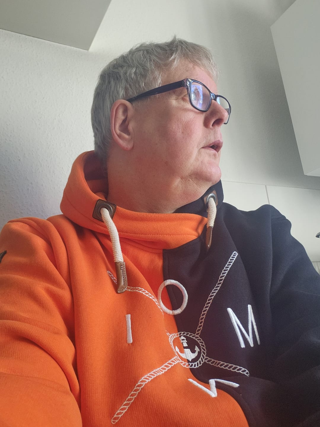 Customer photo review of Moin X Schwarz/Orange (Stick) · Unisex Bio Schalkragen Hoodie