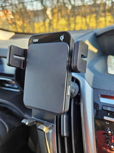 Customer photo review of WEGMAN™ Telefoonhouder met QI Draadloze Oplader Auto 15W
