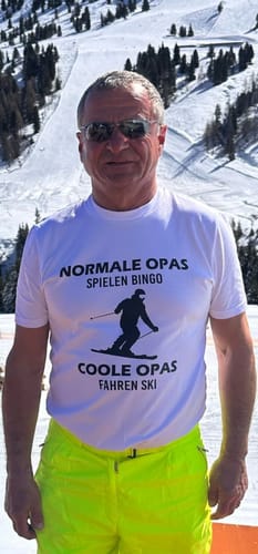 Customer photo review of COOLE OPAS FAHREN SKI  - Herren Premium Organic T-Shirt