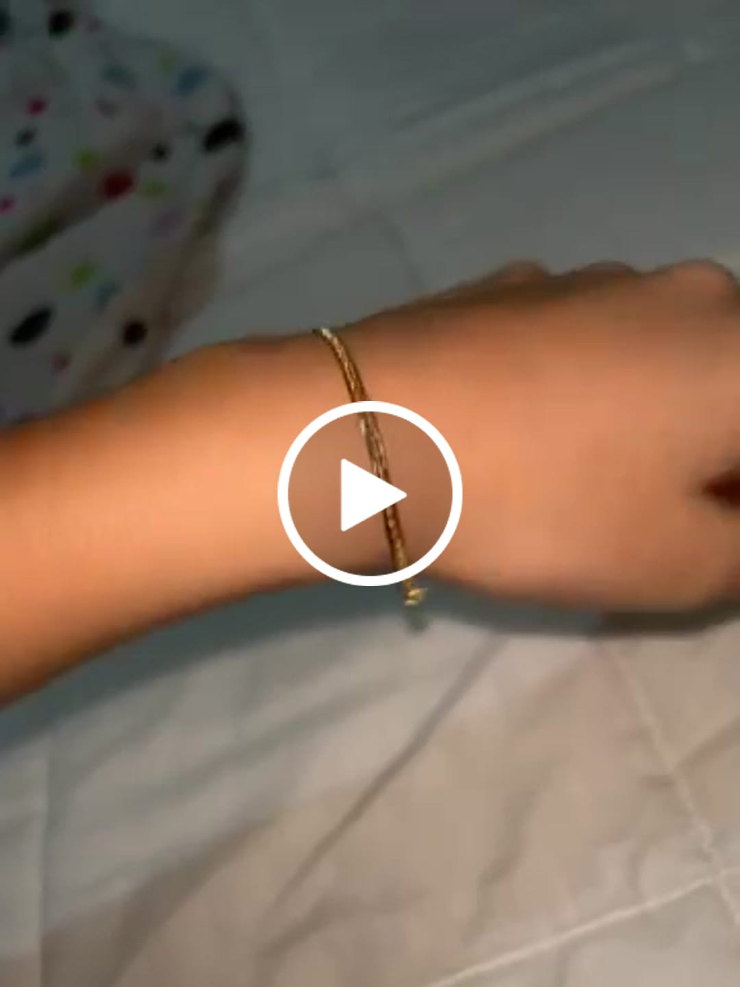 Customer video review of Pulsera Eslabón plano en Oro laminado 18k