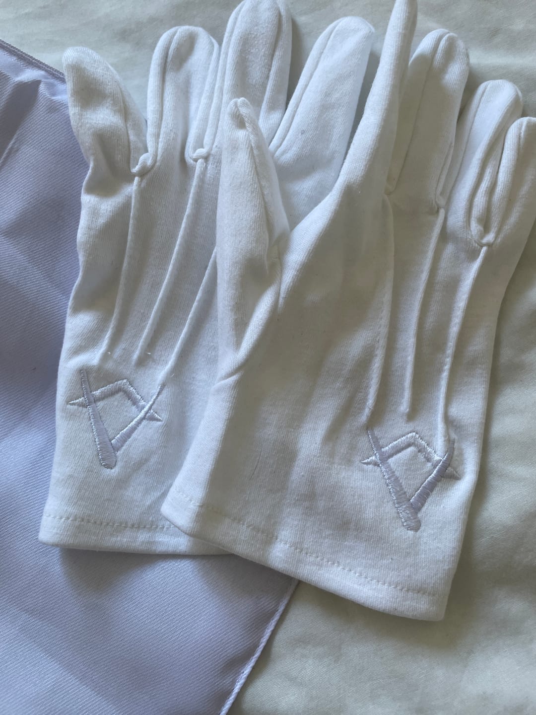 Customer photo review of Gants Blancs Maçonniques Équerre Compas