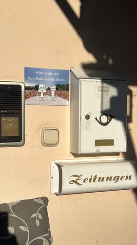 Customer photo review of Familien Türschild (UV- und wetterfest) inkl. Klebebefestigung