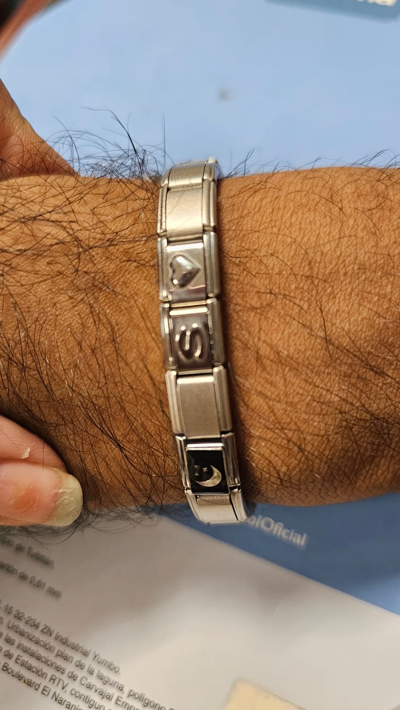 Customer photo review of Charm Inicial Plateada
