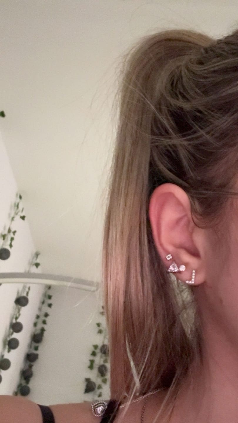 Customer photo review of Triangle Ohrstecker Set | 18K vergoldet