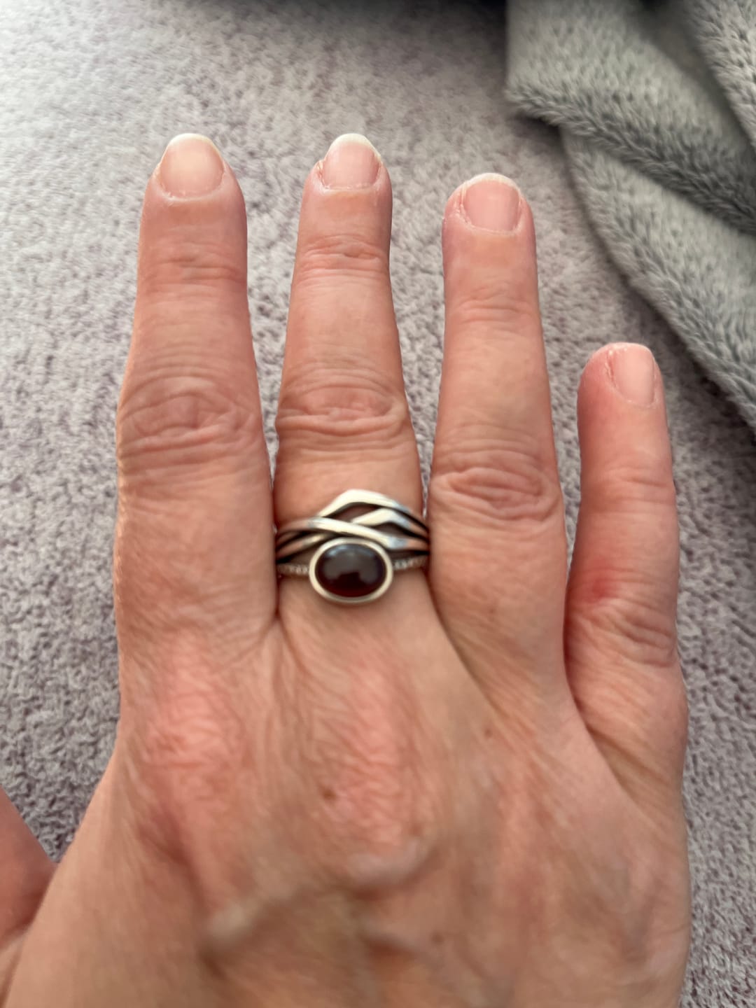 Customer photo review of Bague Ajustable "Prema" en Grenat & Argent