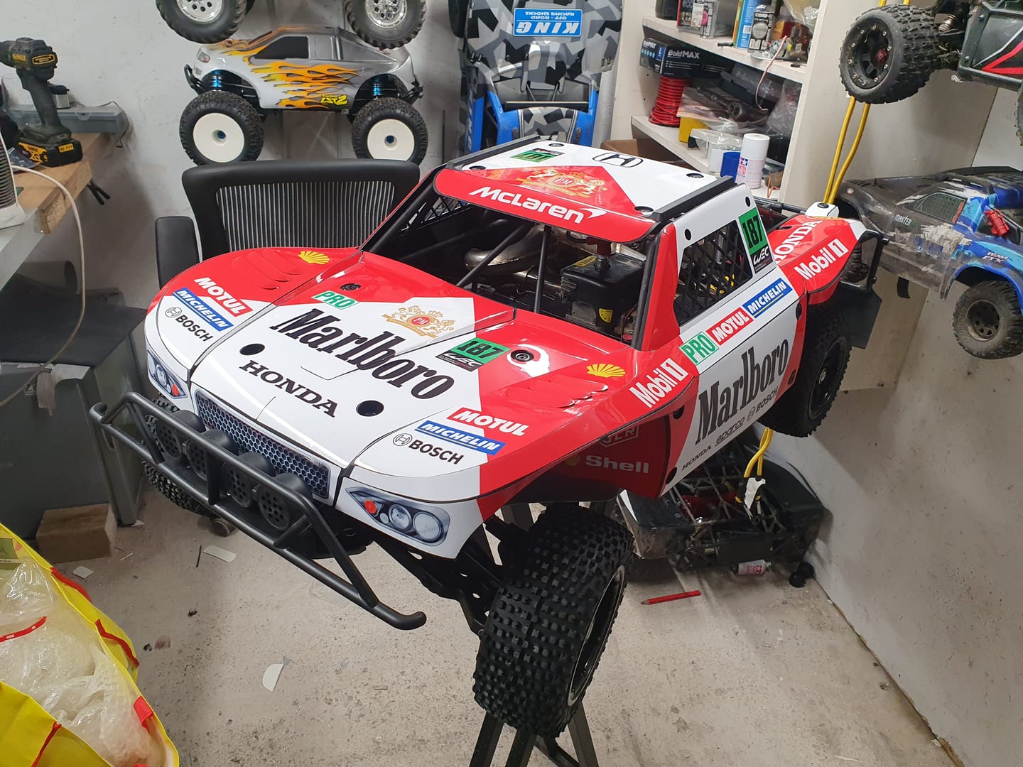 Customer photo review of 30DEGREE NORTH 5T / LOSI 5T 2.0 - "RACE CAR RED/WHITE" BODY WRAP