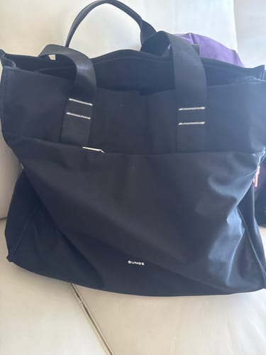 Reseña con foto de un cliente sobre Cartera De Hombro Notebook Nylon Icónica