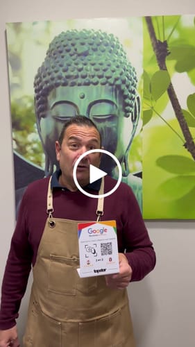 Customer video review of Expositor Reseñas Google NFC y QR