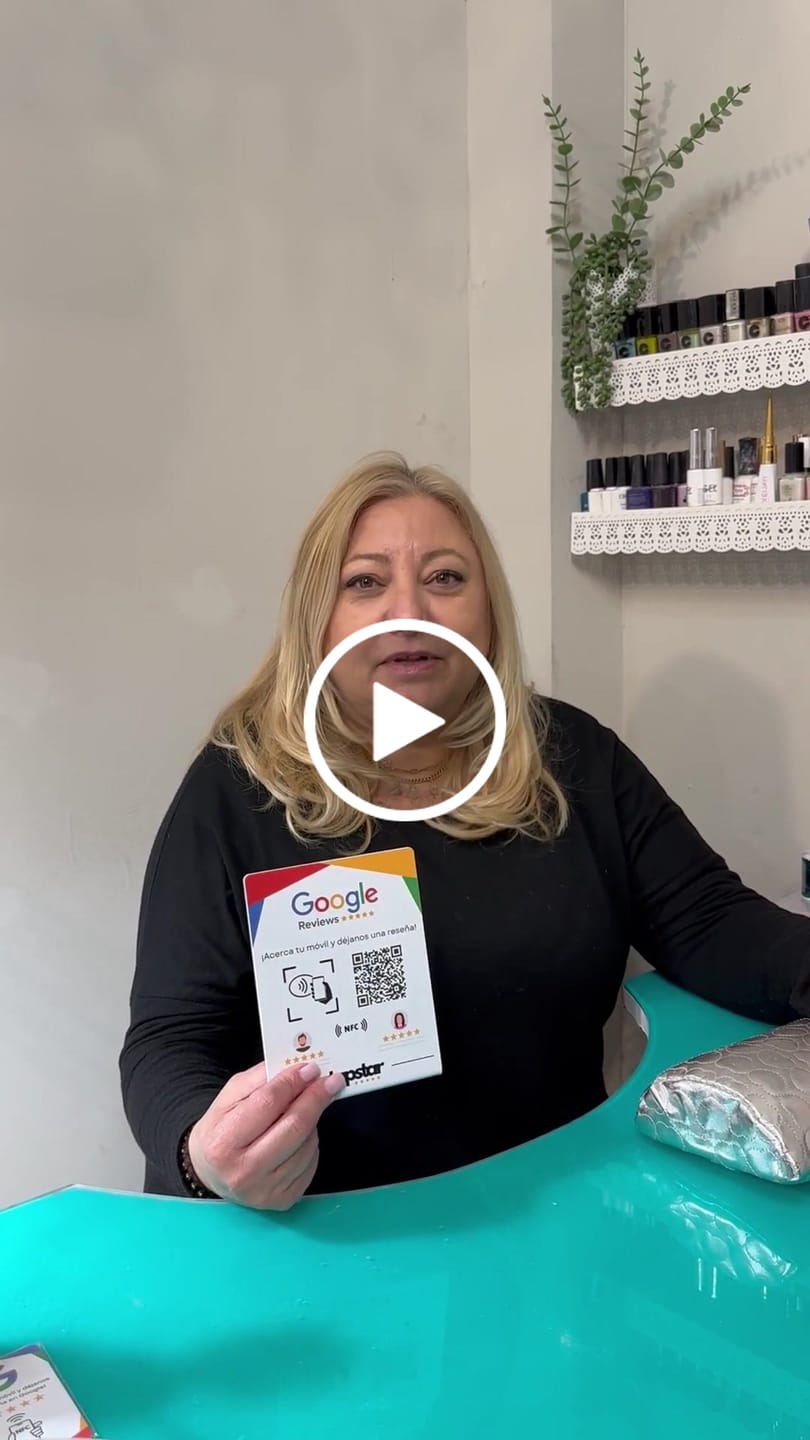 Customer video review of Expositor Reseñas Google NFC y QR