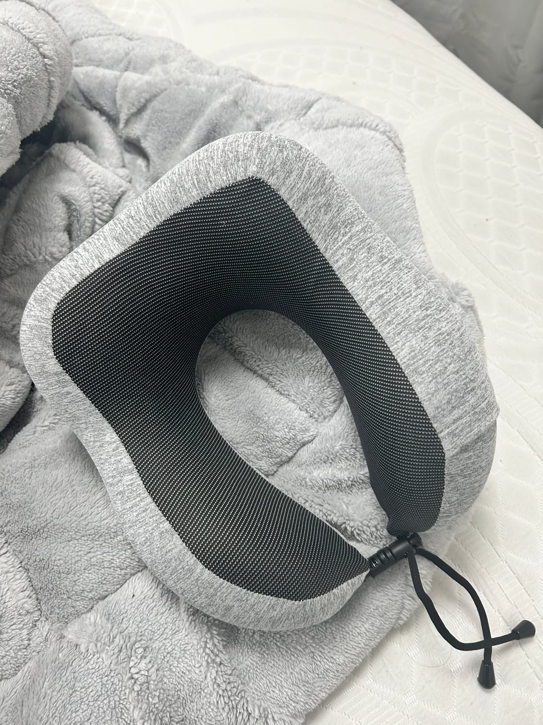 Customer photo review of Black Ergo Rest Neck Pillow
