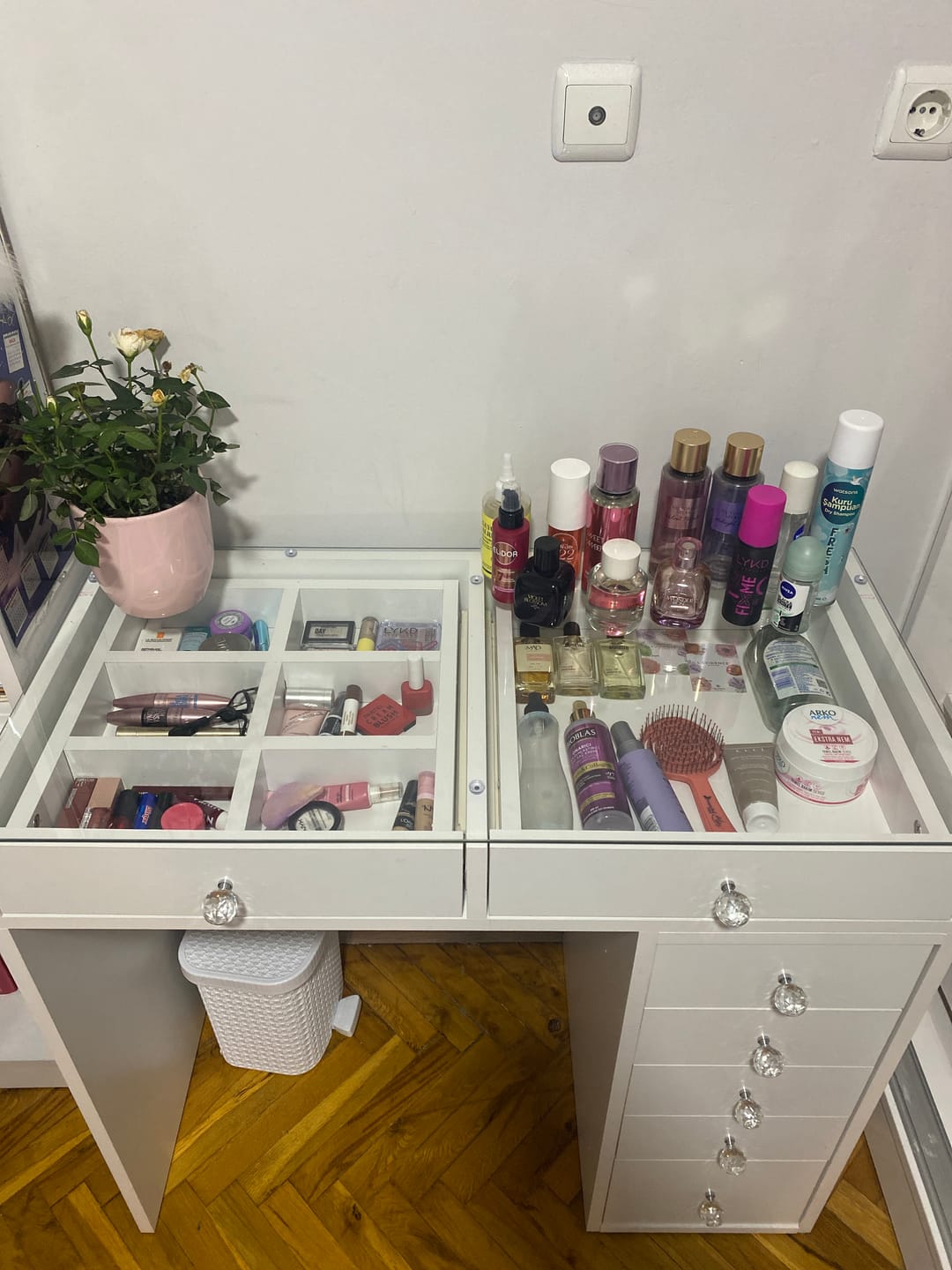 Customer photo review of Rani BJ107 Makyaj Tuvalet Masası 7 Çekmeceli Cam Tablalı Takı Düzenleyici Beyaz
